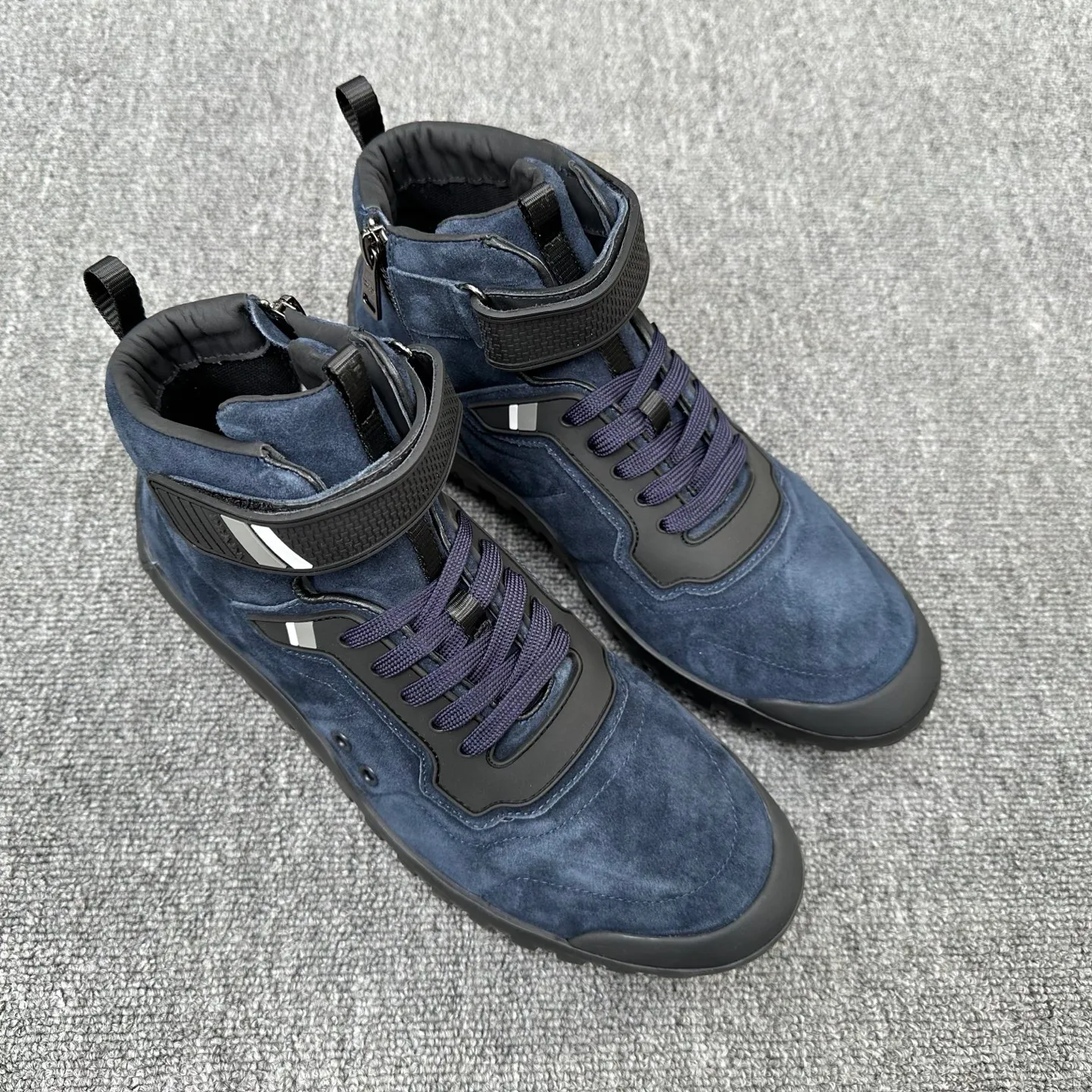 💰880 Prada/Prada’s new men’s spliced ​​casual sports boots! The shoe's exquisite stitching outlines a unique geometric texture, and contemporary lines and details reinterpret the classic sports style. The upper is made of ultra-official material, and the lining is full cowhide. It is lightweight, breathable, practical and versatile. The tongue is decorated with the Prada Milano logo, and the logo print is embellished with the laces. It is paired with a 2.5cm two-color rubber sole to create a comfortable wearing experience. Comes with full set of original packaging dust bag! Size: 39-40-41-42-43-44 (45 customized) standard leather shoe size Item number: 41274651